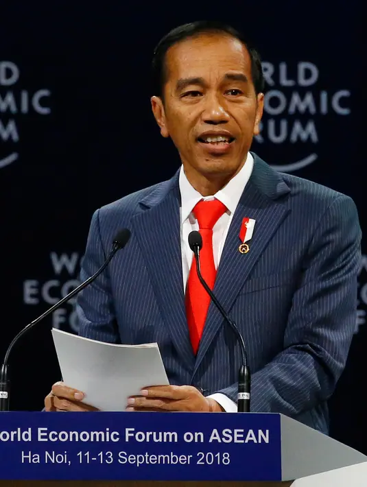 Presiden Joko Widodo atau Jokowi menyampaikan pidatonya pada pembukaan World Economic Forum on ASEAN di National Convention Centre di Hanoi, Vietnam, Rabu (12/9). (AP Photo/Bullit Marquez)