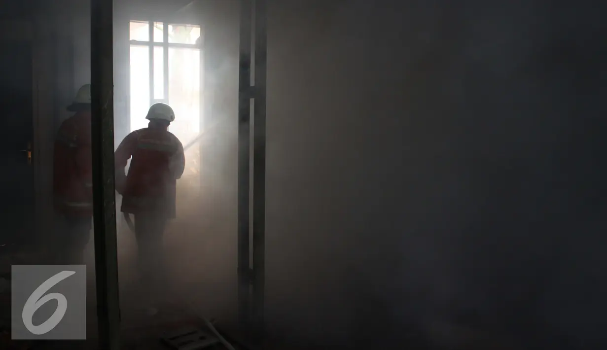 Petugas sedang memadamkan api yang membakar rumah yang dijadikan Sekretariat RT,  Kebayoran Baru, Jakarta Selatan, Rabu (26/08/15). Penyebab kebakaran belum diketahui tidak ada korban jiwa dalam kebakaran tersebut. (Liputan6.com/Gempur M Surya)