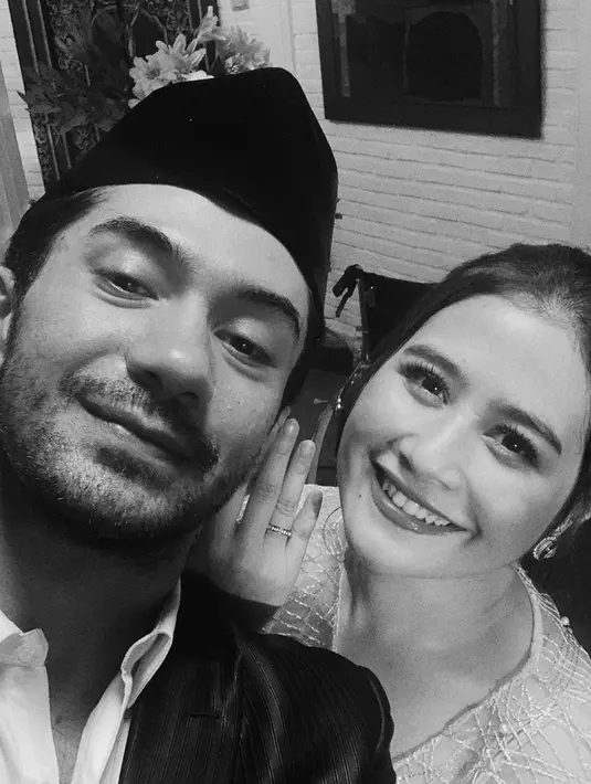 Prilly Latuconsina memang pada mulanya membuat banyak orang terkejut soal fotonya bersama Reza Rahadian. Banyak yang menyangka kalau keduanya memang benar bertunangan.  (Instagram/prillylatuconsina96)