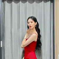 Seohyun SNSD memilih gaun merah saat menjadi host event bergengsi The Fact Music Awards 2022 (Foto: IG @seojuhyun_s)