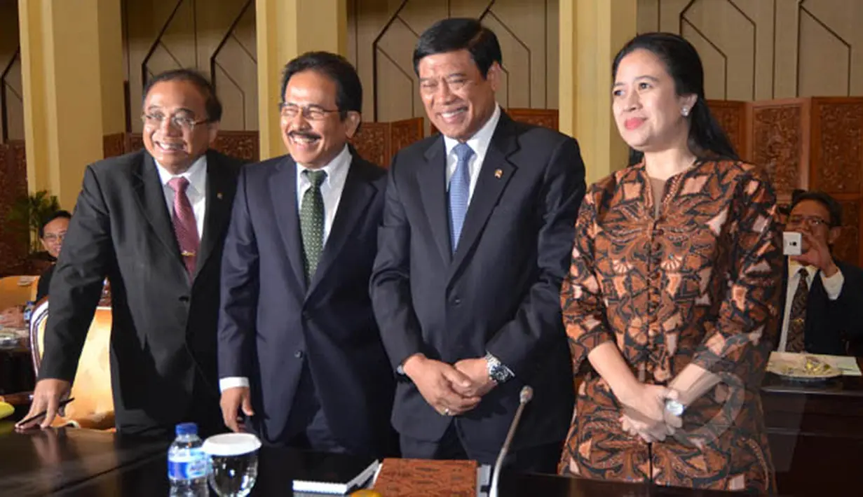 Menko Kemaritiman Indroyono, Menko Perekonomian Sofyan Djalil, Menko Polhukam Tedjo Edhy dan Menko PMK Puan Maharani sesaat sebelum rapat antara DPR dengan empat menko di Jakarta, Selasa (3/1). (Liputan6.com/Andrian M Tunay)