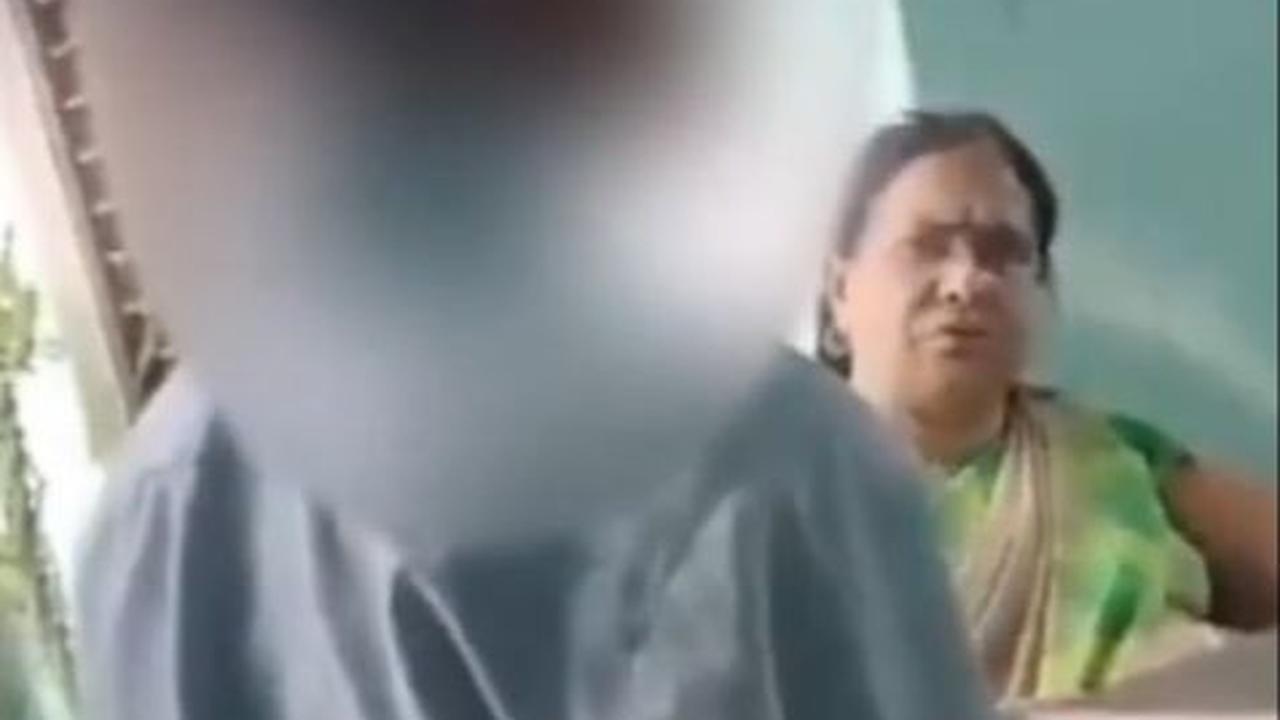 Melansir dari unggahan di Instagram @cordova.media, membagikan sebuah video merekam dugaan diskriminasi yang dialami seorang murid SD di India.