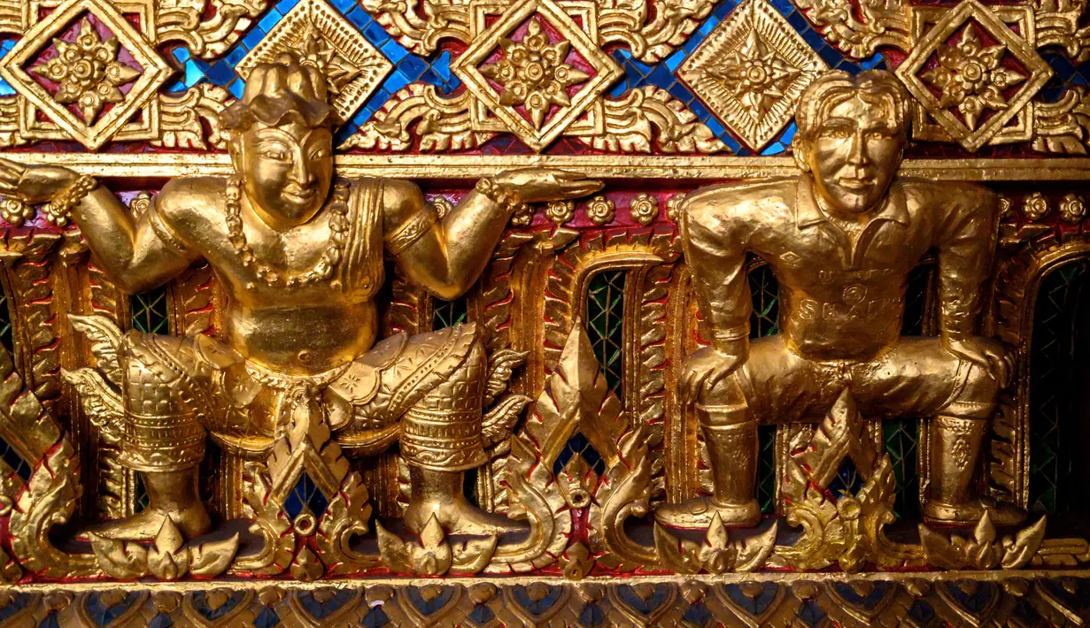 Patung emas pemain Manchester United David Beckham (kanan) di Kuil Buddha Wat Pariwat atau Kuil David Beckham di Bangkok, Thailand, Selasa (14/7/2020). Kuil David Beckham dihiasi dengan patung-patung superhero, karakter komik, makhluk mitos dan imajiner, serta tokoh dunia. (Mladen ANTONOV/AFP)