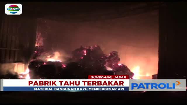 Pabrik pengolahan tahu di Sumedang, Jawa Barat, pada Minggu (1/4) malam hangus terbakar. Polisi masih mencari tau penyebab kebakaran.