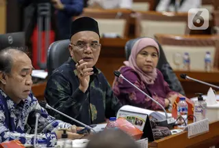 Wakil Ketua Komisi VIII DPR yang juga Ketua Panja Komisi VIII DPR Marwan Dasopang (tengah) memimpin rapat dengar pendapat bersama Komisi VIII DPR di Kompleks Parlemen, Senayan, Jakarta, Selasa (14/2/2023). Pengumuman terkait besaran biaya haji terpaksa ditunda hingga besok lantaran pemerintah bersama Panja Komisi VIII DPR masih belum menemui kesepakatan. (Liputan6.com/Faizal Fanani)
