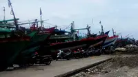 Barisan kapal nelayan dengan alat tangkap cantrang bersandar di pesisir pantura Tegal, Jawa Tengah. (Liputan6.com/Fajar Eko Nugroho)