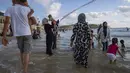 Wisata pantai di pesisir laut Mediterania ini menjadi tujuan alternatif warga Palestina untuk menghabiskan hari libur Idul Adha. (AP Photo/Oded Balilty)