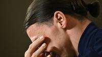 Zlatan Ibrahimovic meneteskan air mata saat mengikuti sesi konferensi pers comeback bersama Timnas Swedia, Selasa (23/03/2021) dini hari WIB. (Jonathan NACKSTRAND / AFP)