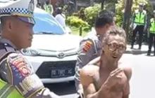 Tak Pakai Helm Pemotor Bule di Bali Debat Sengit Polisi, Singgung soal Uang & Tak Terima Pemotor Lokal Tak Disetop