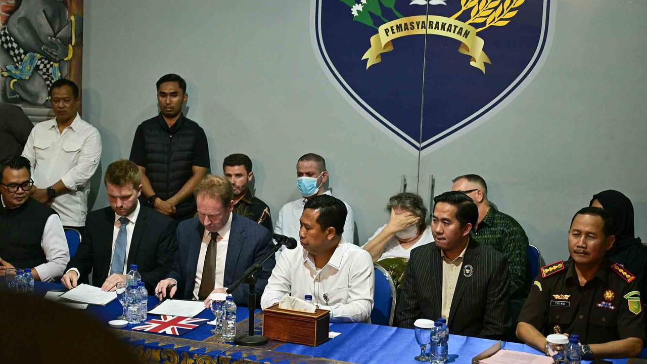 FOTO: Indonesia Kembalikan Nenek Terpdana Mati  Pembawa Kokain ke Inggris