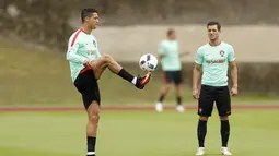 Aksi Cristiano Ronaldo menahan bola pada sesi latihan di Centre National de Rugby, Marcoussis, Prancis. (28/6/16). (REUTERS/John Sibley)