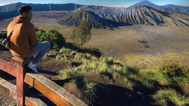 Mulai Go Public, Ini 6 Potret Liburan Via Vallen dan Chevra Yolandi di Bromo