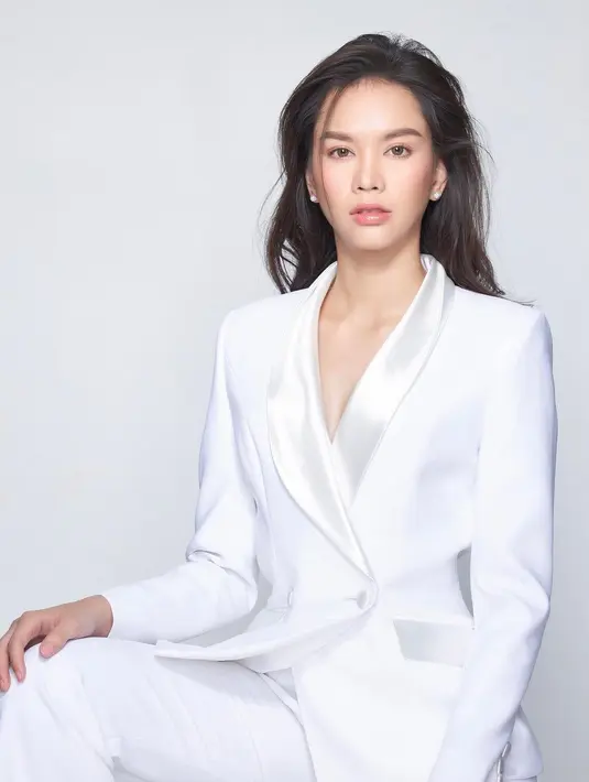 Memakai setelan resmi putih yang sophisticated. Kali ini rambutnya dibiarkan berantakan estetik. (Foto: Instagram @annasnga_1o)