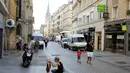 Kini, sepanjang Rue Saint-Pierre, Caen menjadi salah satu pusat perbelanjaan di Perancis. Tampak beberapa wisatawan berjalan di daerah yang pernah hancur lebur setelah pendaratan D - Day , (23/8/2013). (REUTERS/Chris Helgren)
