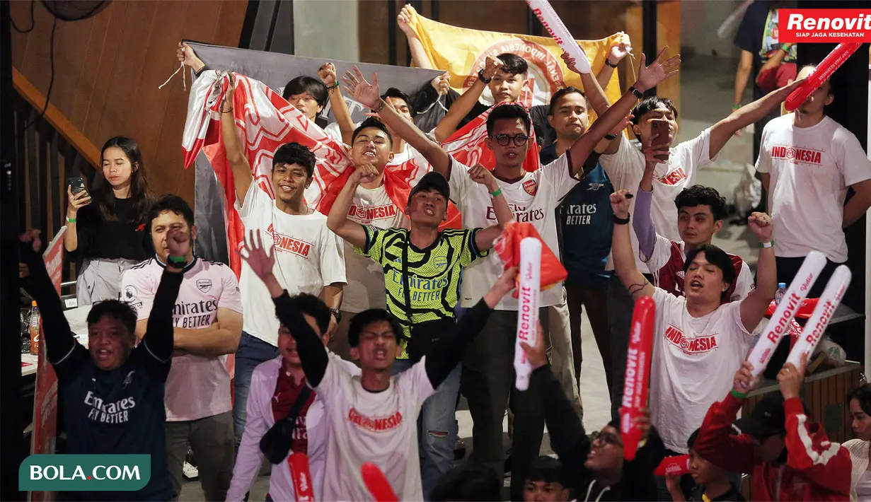 Suporter yang berasal dari Arsenal Indonesia Supporter (AIS) saat menghadiri acara Roaring Night Nobar Arsenal versus Wolverhampton Wanderers di Pasren Asthana, Ampera, Jakarta Selatan, Sabtu (2/12/2023) malam WIB. (Bola.com/M Iqbal Ichsan)