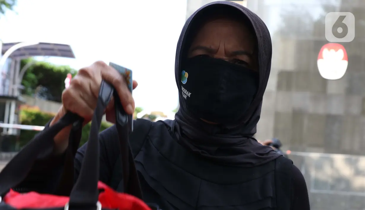 Wali Kota Banjar 2013-2018 dan 2018-2023, Ade UU Sukaesih berjalan keluar dari area Gedung KPK, Jakarta, Rabu (12/8/2020). Ade UU Sukaesih diperiksa terkait proses penyidikan dugaan tindak pidana korupsi proyek infrastuktur pada dinas PUPR Kota Banjar TA 2012-2017. (Liputan6.com/Helmi Fithriansyah)