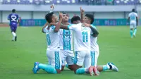 Para pemain PSBS Biak merayakan gol yang dicetak oleh Alexandro Santos ke gawang Persita Tangerang pada laga BRI Liga 1 di Stadion Indomilk Arena, Sabtu (3/5/2025) petang WIB. (Bola.com/M Iqbal Ichsan)