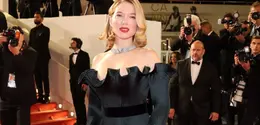 Léa Seydoux mengenakan gaun panjang satin hitam tanpa bahu dengan detail lipatan, dipadukan dengan sepatu hak tinggi satin hitam. Melengkapi tampilan, Léa Seydoux juga mengenakan kalung Pure V, cincin dan anting megah, semuanya terbuat dari emas putih dan berlian dari koleksi Perhiasan Mewah Louis Vuitton.