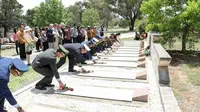 Peserta ziarah ke makam 13 perintis kemerdekaan Indonesia yang meninggal di Kota Cowra di Negara Bagian New South Wales, Australia (sumber: KBRI Canberra)