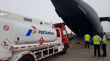 Pertamina menerbangkan 2 mobil tangki untuk membantu operasional distribusi BBM di Palu, Sulawesi Tengah. (Foto: Humas Pertamina)