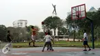 Sejumlah pelajar bermain basket di Kawasan Lapangan Banteng, Jakarta, Senin (29/8). Pemprov DKI Jakarta berencana melakukan desain ulang Lapangan Banteng, sehingga Monumen Pembebasan Irian Barat bisa lebih terlihat. (Liputan6.com/Helmi Fithriansyah)