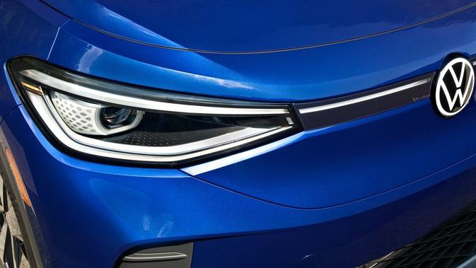 Lampu depannya sudah menggunakan teknologi proyektor LED untuk lampu utamanya.  LED DRL juga hadir di bagian pinggir, memberikan kesan modern.  Strip LED atas berlanjut ke dasbor hitam dan logo VW baru.  (Sumber: caranddriver.com)