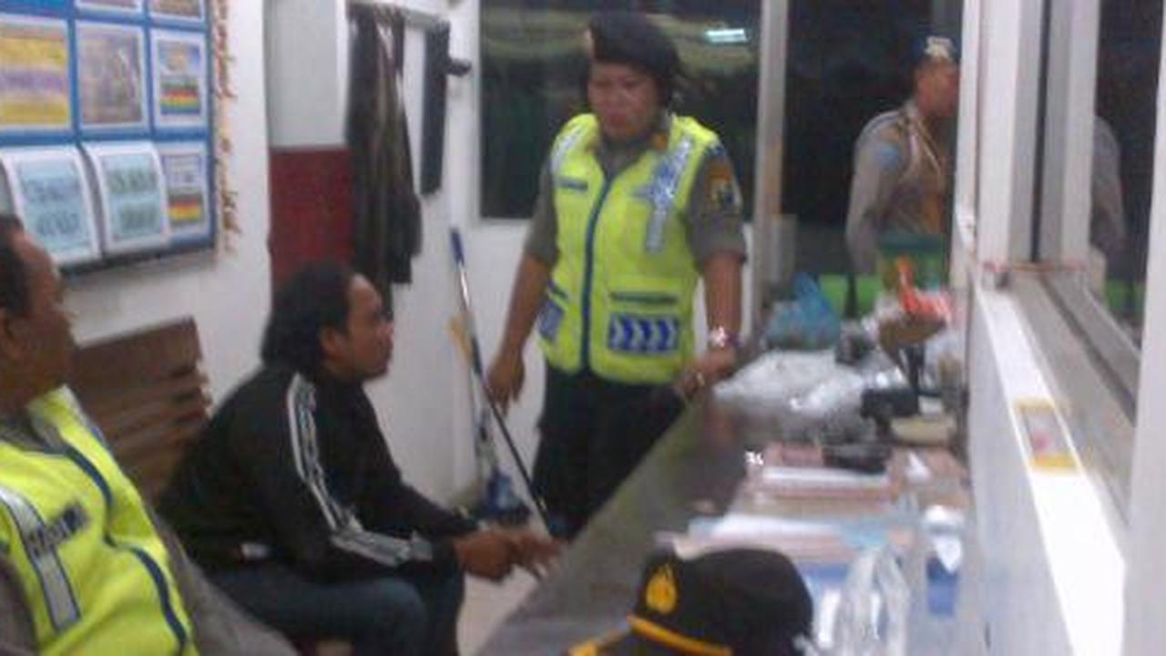 Rebutan pria, 2 wanita saling cakar dan jambak di tahun baru