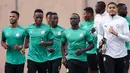 Para pemain Senegal menghadiri sesi latihan menjelang pertandingan semifinal Piala Afrika 2021 di stadion Ahmadou Ahidjo di Yaounde, Kamerun, Selasa (1/2/2022). Senegal akan menghadapi Burkina Faso di babak semifinal Piala Afrika 2021, Kamis 3 Februari 2022. (Kenzo TRIBOUILLARD/AFP)