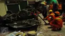 Kondisi mobil boks rusak parah akibat jatuh dari lantai 3 Pasar Cipulir, Jakarta, Selasa, (19/1/2016). Dua orang dikabarkan tewas dalam peristiwa tersebut. (Liputan6.com/Faisal R Syam)
