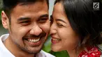 Pasangan selebritis Chicco Jerikho bersama istrinya Putri Marino berpose di hadapan wartawan, Jakarta, Kamis (8/3). Chicco dan Putri berbagi kisah keduanya hingga akhirnya menikah pada 3 Maret 2018. (Liputan6.com/Immanuel Antonius)