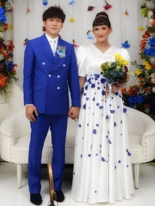 Qibil dan Qurrotu tampil kompak mengenakan busana nuansa biru dan putih. [Foto: IG/qurrotuayun/qibil].