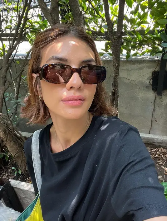 Aktor Nadila Ernesta juga mengambil langkah berani dengan rambutnya. Memiliki ciri rambut panjang lebat, ia pun memotong pendek sebahu. [Foto: @nadila_ernesta]