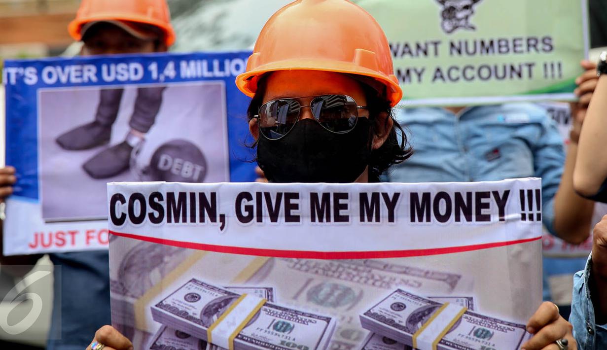 Salah satu vendor membentangkan poster saat menggelar demo di depan Kedubes Arab Saudi, Jakarta, Rabu (7/10). Mereka meminta Cosmin C. Diluca selaku direktur PT N untuk segera membayarkan hutang senilai Rp25 miliar. (Liputan6.com/Faizal Fanani)