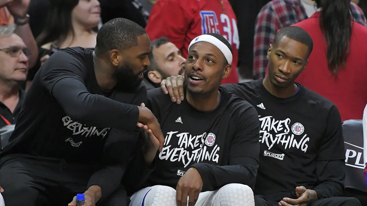 Forward Los Angeles Clippers Paul Pierce (tengah) ucapkan selamat tinggal kepada NBA setelah 19 tahun berkarya. Laga melawan Utah Jazz di Staples Center, Senin (1/5/2017) pagi WIB merupakan penampilan terakhirnya. 