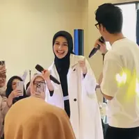 Potret Sintya Marisca dan Abidzar Al Ghifari saat berduet membawakan lagu 'Inikah Cinta' pada acara peluncuran brand parfum Umi Pipik (Instagram/@sintyamarisca)