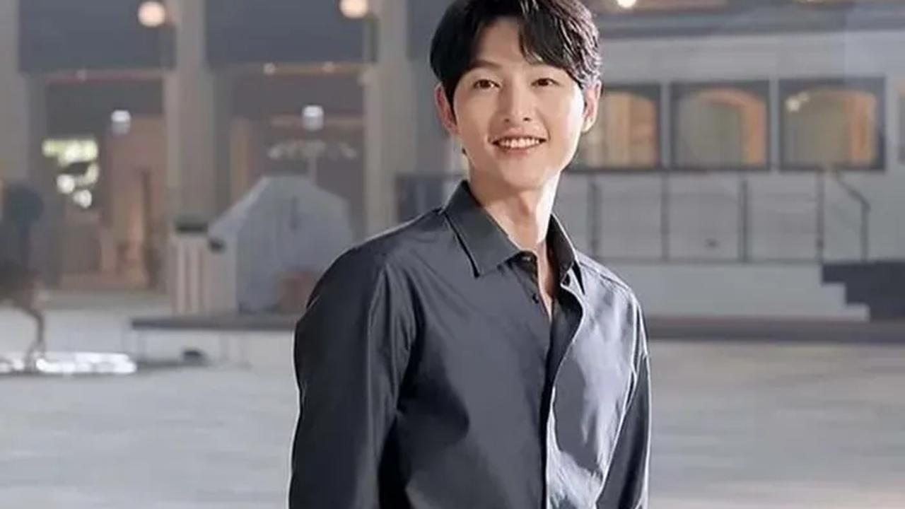 Dalam wawancara terbaru pada 15 Oktober, Song Joong Ki berbagi kisah lucu mengenai pengalaman barunya sebagai ayah.