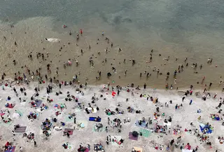 Libur perayaan Hari Raya Idul Fitri 1446 Hijriah atau Lebaran 2025 dimanfaatkan warga untuk berwisata ke sejumlah tempat, salah satunya Pantai Ancol Taman Impian, Jakarta. (Liputan6.com/Herman Zakharia)