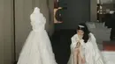 Untuk acara hari kedua, Valencia memamerkan momennya mengenakan bridal robe yang juga tak biasa. Foto: Instagram.