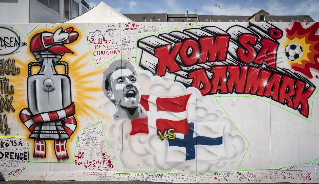 Pesan untuk bintang timnas Denmark, Christian Eriksen tertulis di dinding di Football Village di Kopenhagen, Senin (14/6/2021). Eriksen mengalami serangan jantung dan sempat tak sadarkan diri saat memperkuat timnas Denmark vs Finlandia di Euro 2020. (Mads Claus Rasmussen/Ritzau Scanpix via AP)