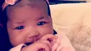 Tak hanya itu, banyak juga fans yang memita Khloe untuk belajar cara menggendong bayinya. (instagram/khloekardashian)