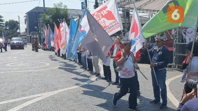 Bendera berlambang partai meriahkan kirab Pwmilu 2024 di Kota Sukabumi, (Liputan6.com/Fira Syahrin)
