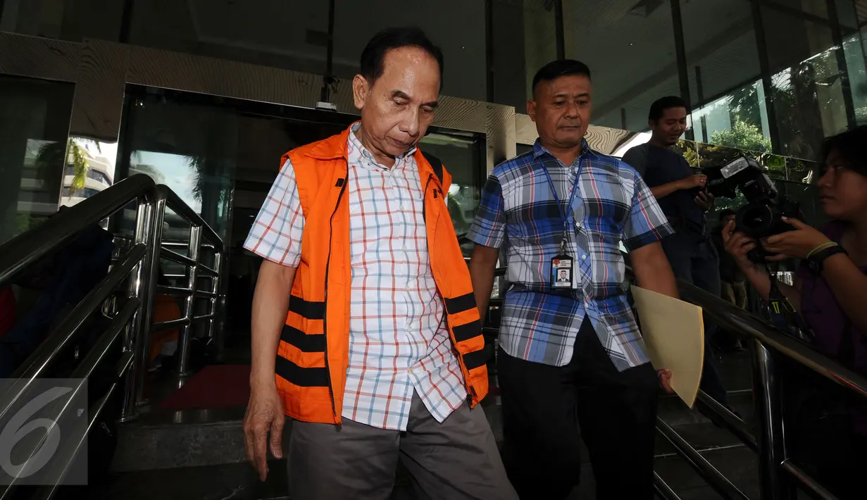 Mantan Walikota Cimahi M Itoc Tochija tertunduk usai menjalani pemeriksaan lanjutan di Gedung KPK, Jakarta, Senin (30/1). Itoc Tochijah diduga menerima suap dari pengusaha TDB dan HSGM pada 1 Desember 2016 lalu. (Liputan6.com/Helmi Fithriansyah)