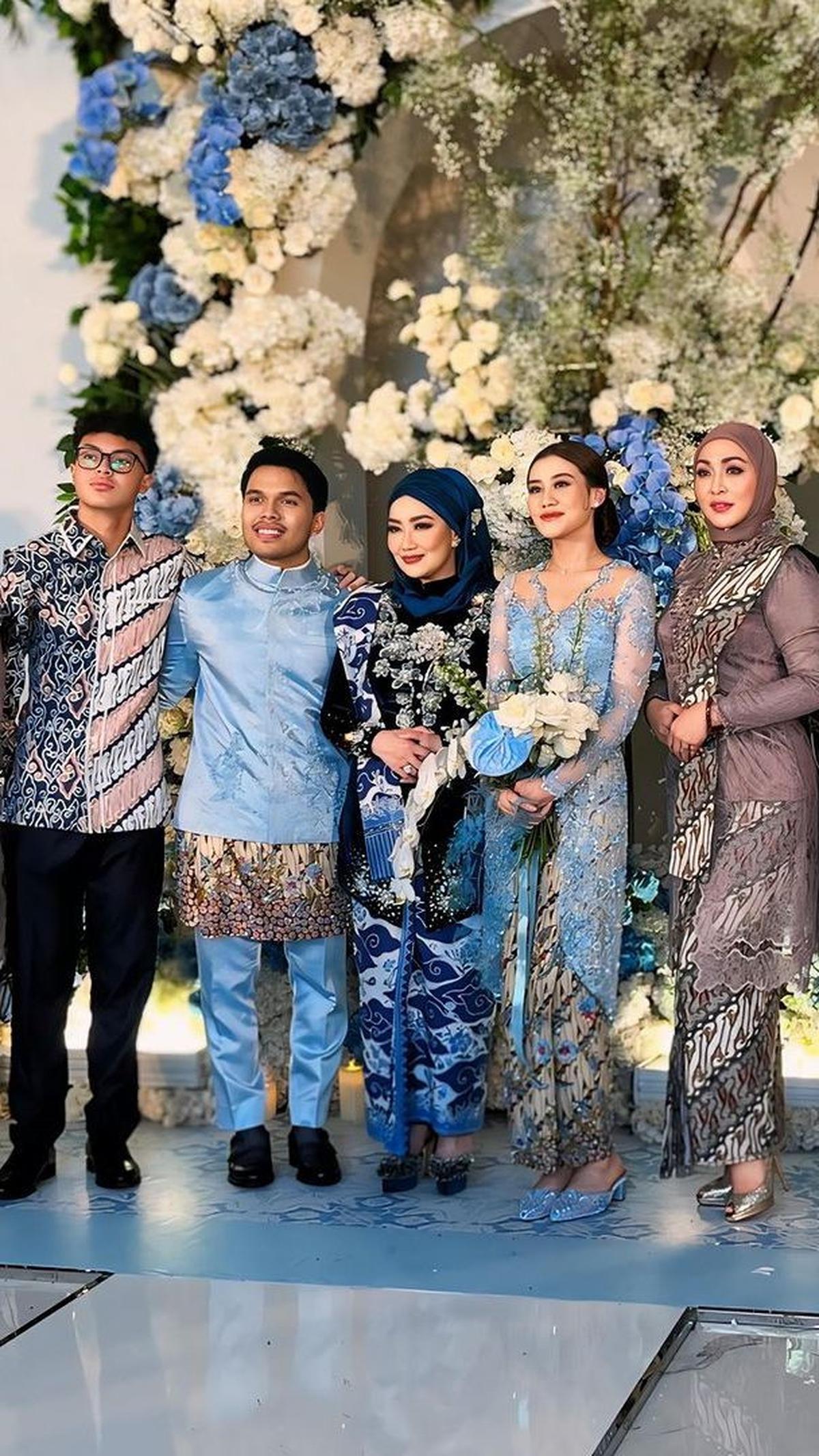 Didampingi oleh Kedua Bidadari Surga <br>