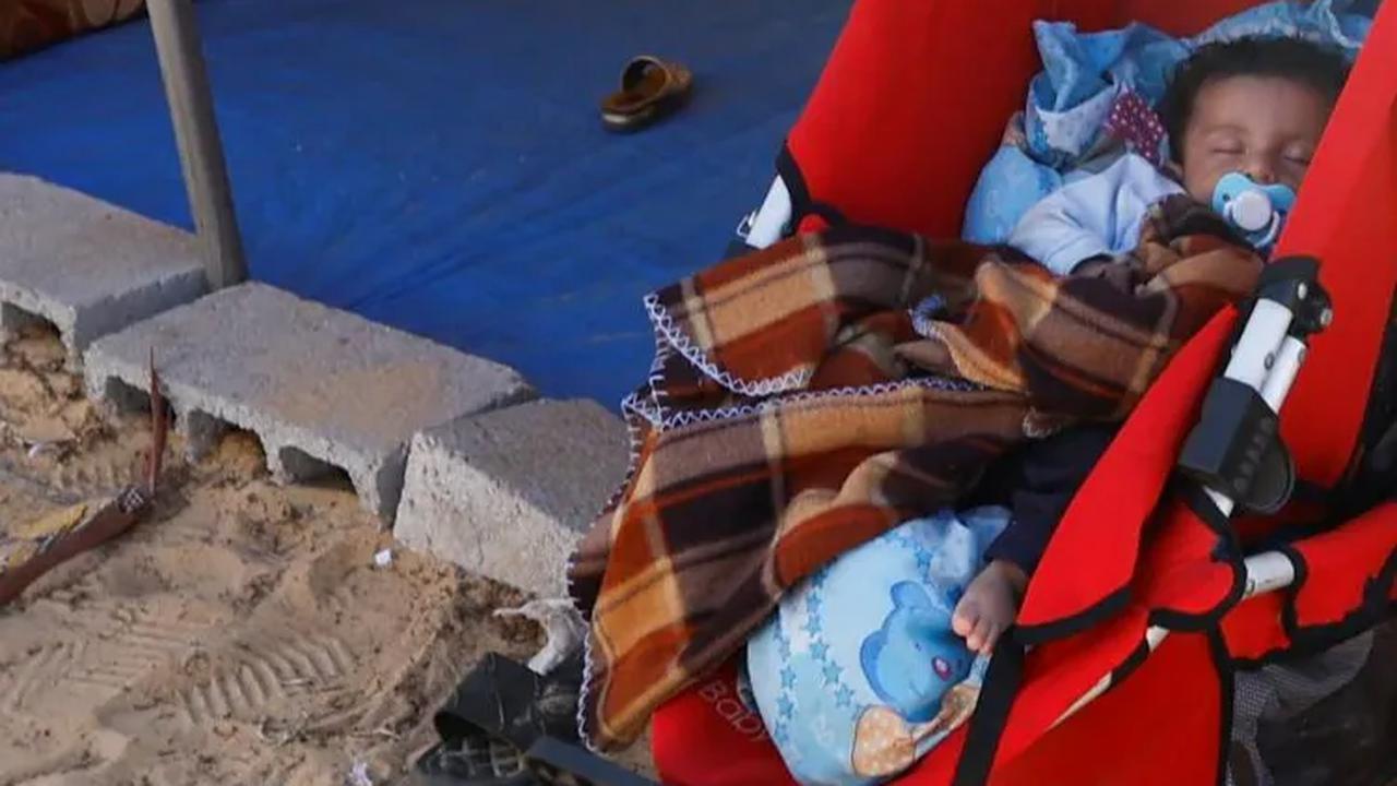 Mereka mematuhi perintah evakuasi menyusul ancaman invasi yang akan dilakukan Israel.