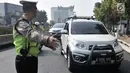 Polisi memberhentikan kendaraan saat hari pertama pemberlakuan perluasan sistem ganjil genap di Jalan Salemba Raya, Jakarta, Senin (9/9/2019). Pengendara yang melanggar ganjil genap akan dikenakan denda maksimal Rp 500.000. (merdeka.com/Iqbal Nugroho)
