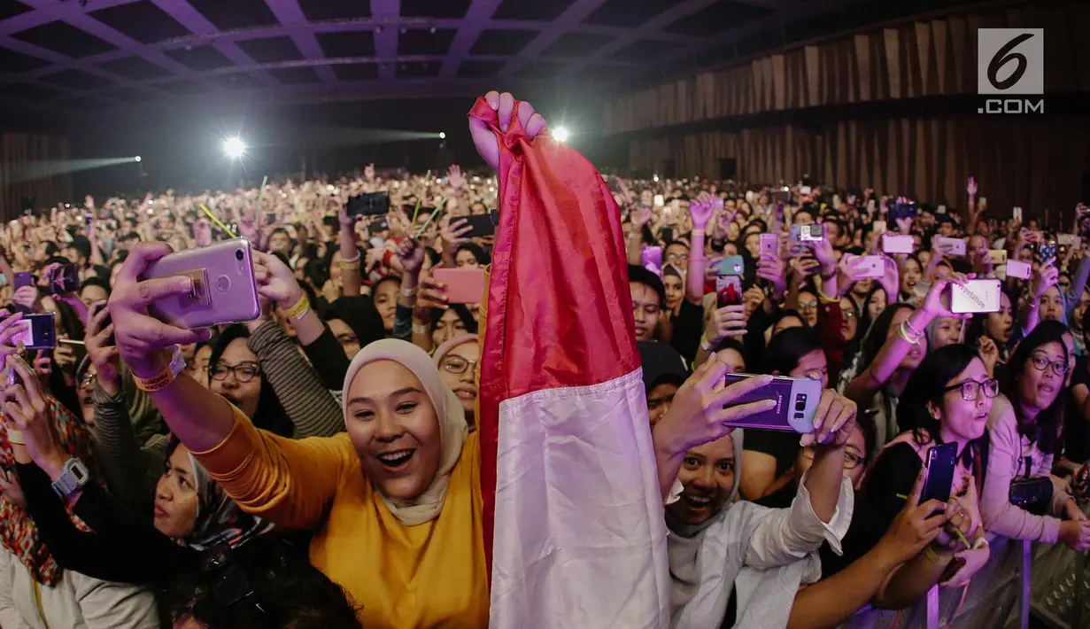 Antusiasme ribuan fans The Script dalam dalam konser bertajuk 'Freedom Child Tour' di Jakarta, Selasa (10/4). (Liputan6.com/Faizal Fanani)