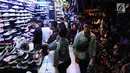 Pengunjung mencari sepatu di pusat perbelanjaan, Jakarta, Selasa (3/7). Asosiasi Persepatuan Indonesia (Asprisindo) meyakini pertumbuhan industri alas kaki lebih baik tahun ini yang didorong oleh realisasi beberapa pabrik baru. (Liputan6.com/Angga Yuniar)