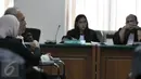 Terdakwa Komisaris PT Bursa Berjangka Jakarta (BBJ) Hassan Widjaja menjalani sidang putusan Majelis Hakim Tipikor, Jakarta, Senin (28/9/2015). Hassan divonis 2 tahun penjara dan denda Rp 100 juta subsidair 3 bulan kurungan. (Liputan6.com/Andrian M Tunay)