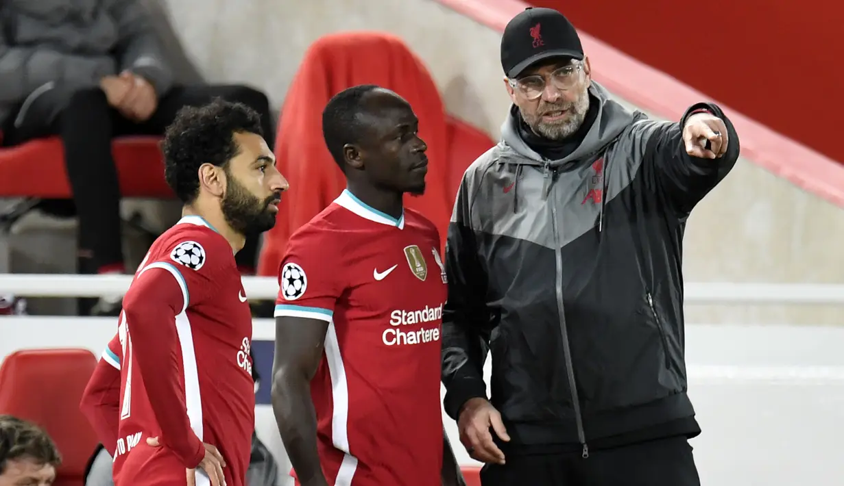Pelatih Liverpool, Jurgen Klopp, memberikan arahan kepada Sadio Mane dan Mohamed Salah saat menghadapi Midtjylland pada laga Liga Champions 2020/2021 di Stadion Anfield, Rabu (28/10/2020) dini hari WIB. Liverpool menang 2-0 atas Midtjylland. (AFP/Peter Powell/pool)
