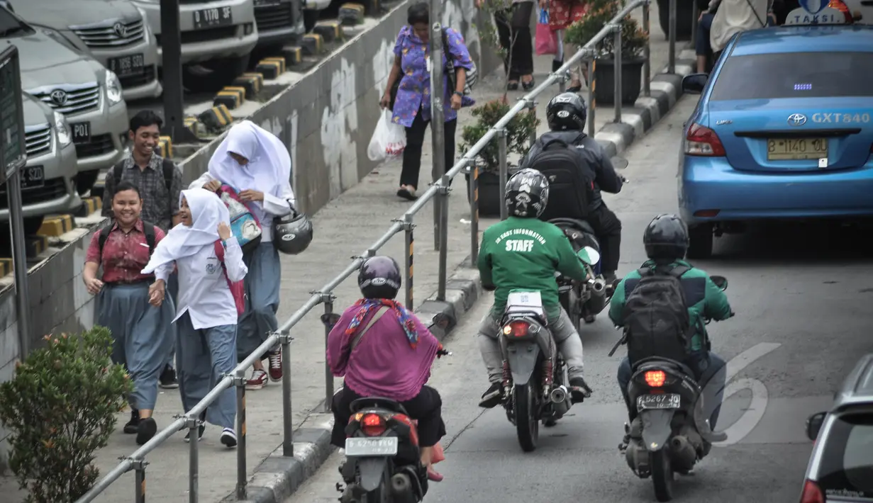 Kendaraan melintas di depan kawasan Ratu Plaza, Jakarta, Selasa (7/4/2015). Pemprov DKI bakal memperluas perlintasan pelarangan sepeda motor hingga Jalan Sudirman (Ratu Plaza) Jakarta Selatan. (Liputan6.com/Faizal Fanani)